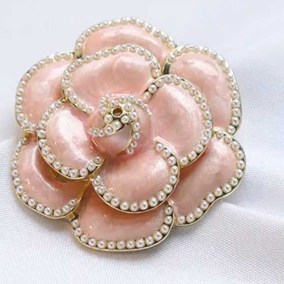 Camellia flower brooche - Picture 1 of 2